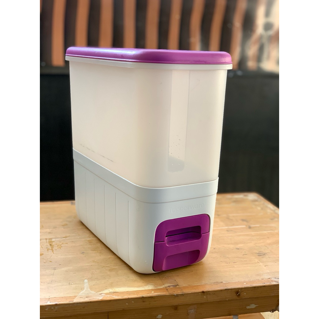 Dispenser beras manual tupperware kapasitas 10 kg ungu preloved