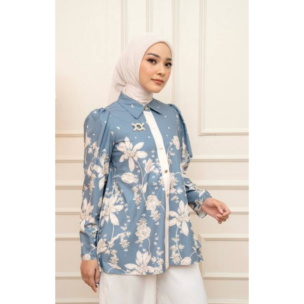 Wearing Klamby - Magnolia Shirt Bijou (S) / Blue Denim