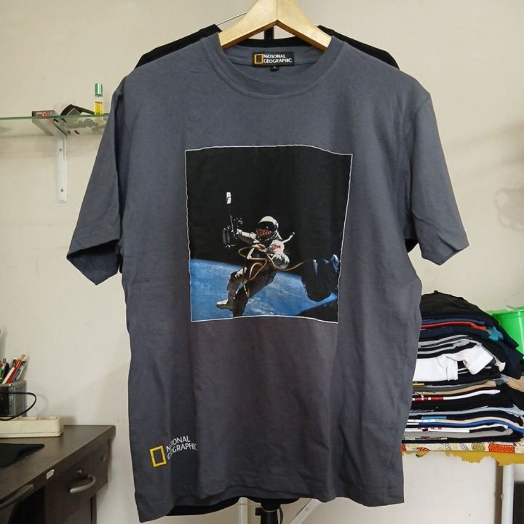 Kaos katun warna abu gelap kerah kencang taq lengkap embos NATIONAL GEOGRAPHIC second Original size 
