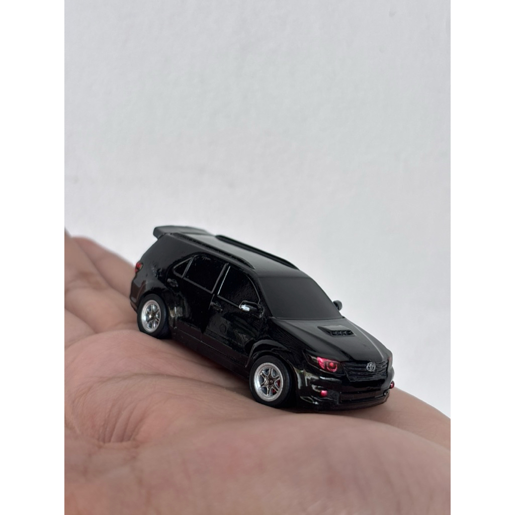 miniscale fortuner vnt 1:64 include ban