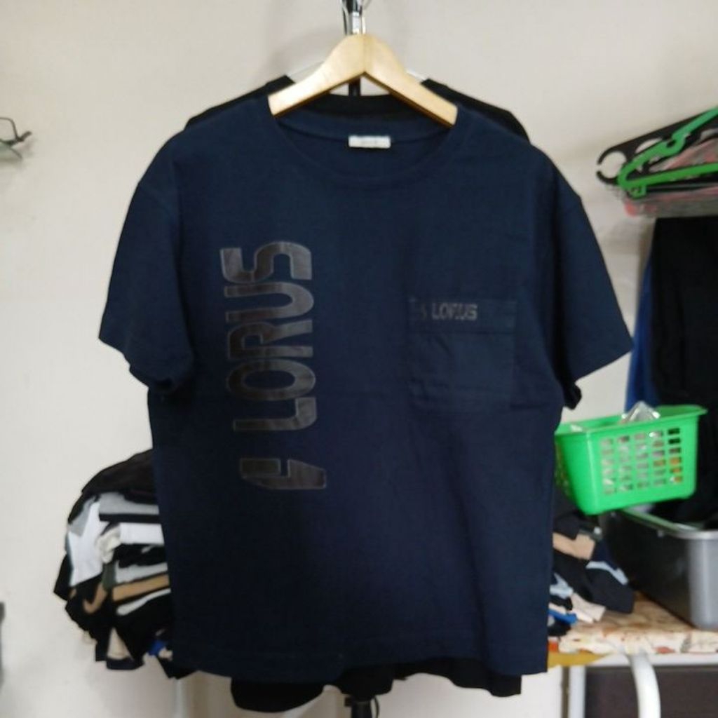 Kaos katun tebal warna navy pekat kerah kencang berpocket  STUDIO CLIP X LORUS second Original size 