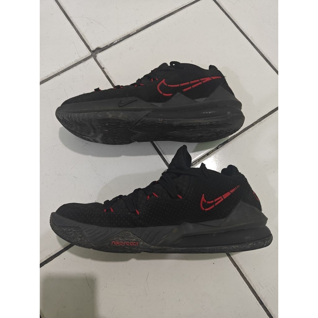 Preloved Sepatu Basket Nike Lebron 17 Low Bred Hitam Merah