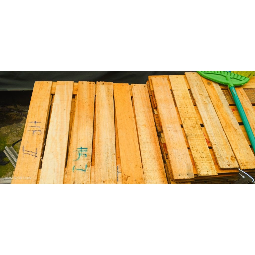 papan kayu pinus 30x7x0'6 kualitas bagus belum di amplas