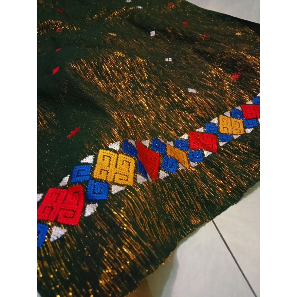 kain tenun motif toraja dan ada benang emas nya