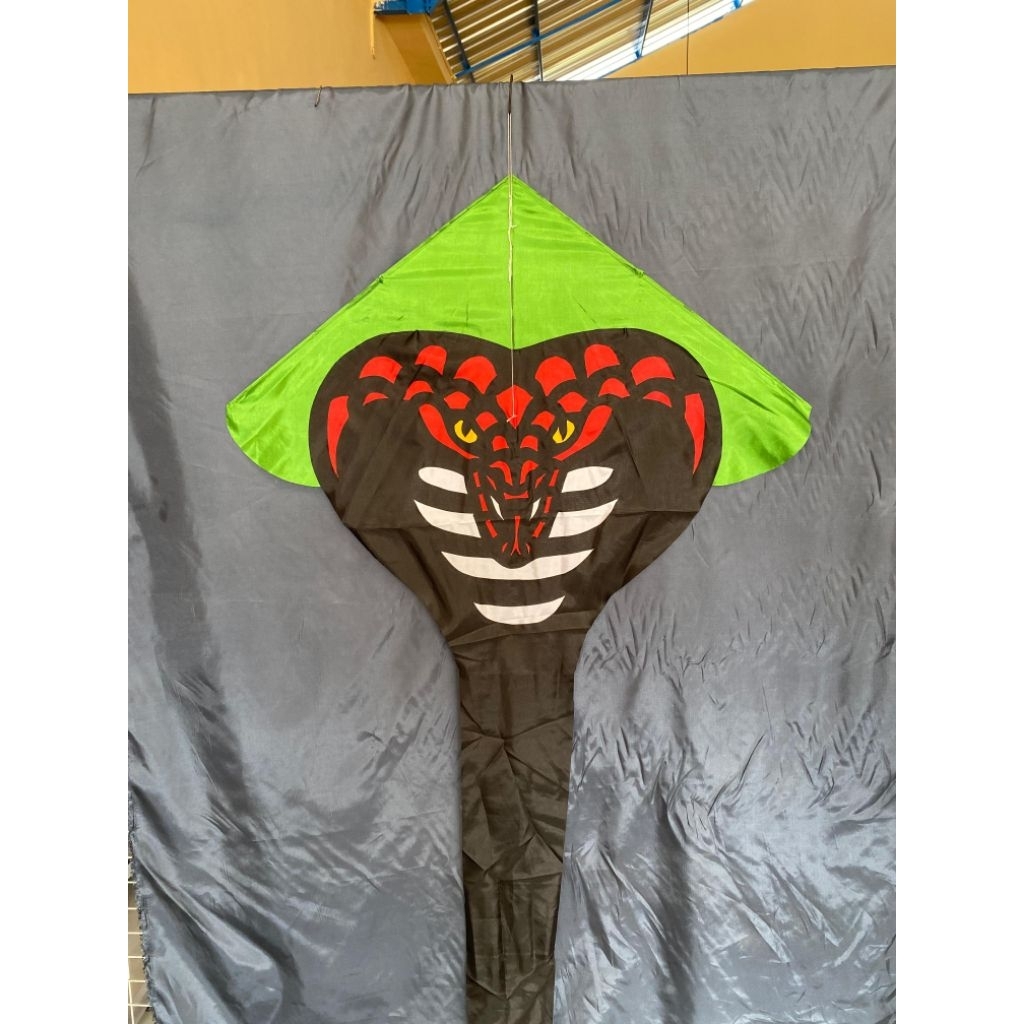 layang layang hias motif ular kobra