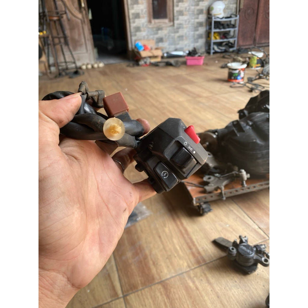 HOLDER KANAN CBR250R ORIGINAL LEPASAN MOTOR