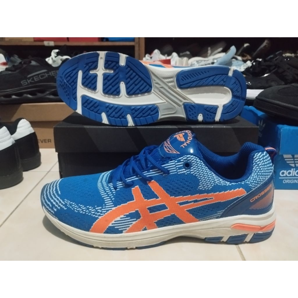 sepatu badminton profesional original size 44