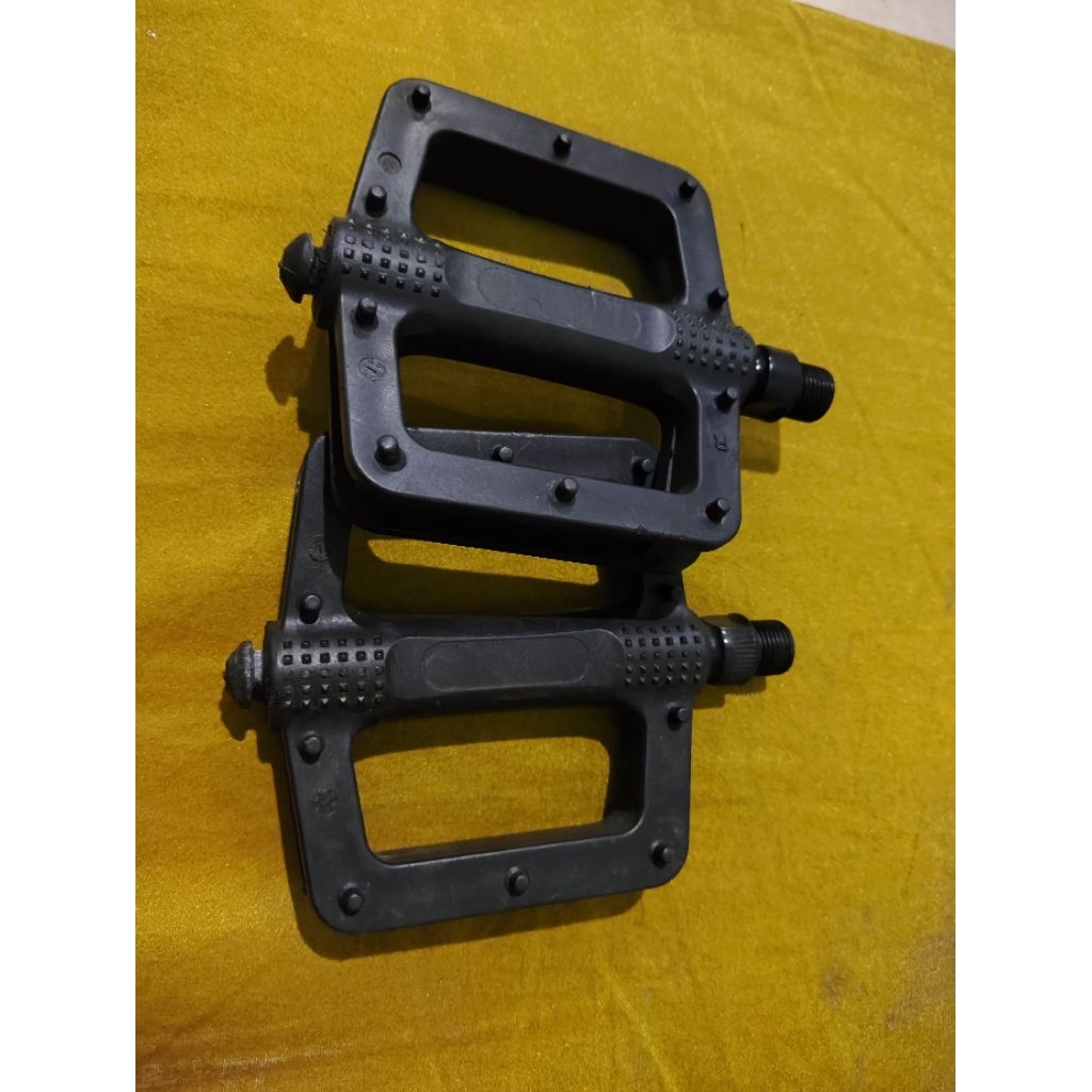 pedal tapak lebar bawaan heist 5 pelor plastik