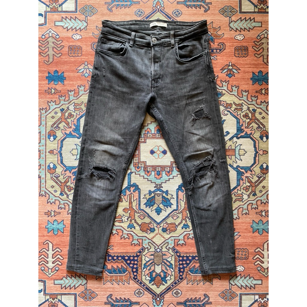 •ZARA RIPPED JEANS