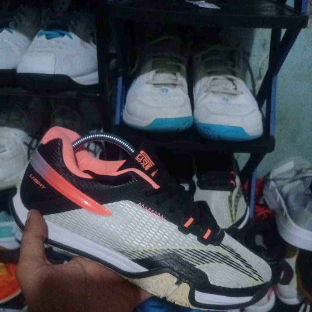 sepatu lining saga lite 2020