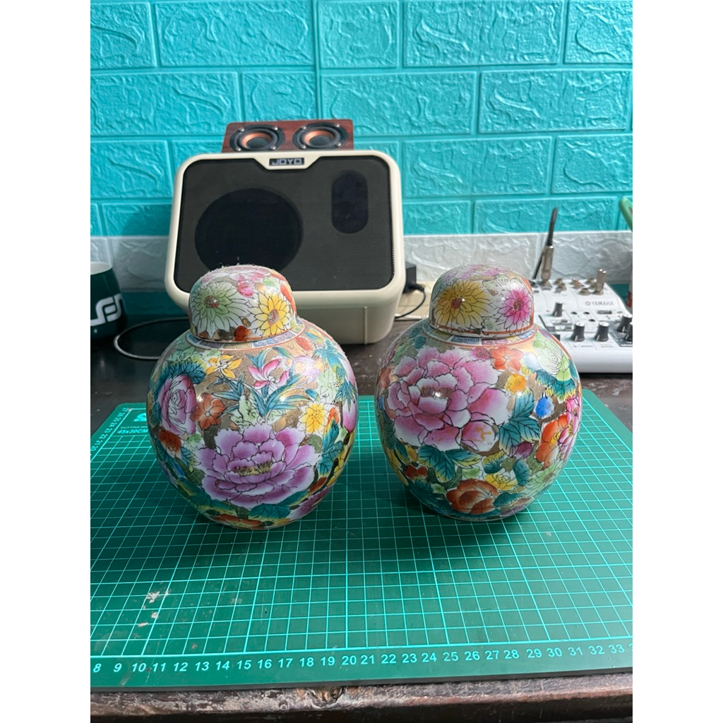 Guci keramik motif bunga hiasan ruang tamu