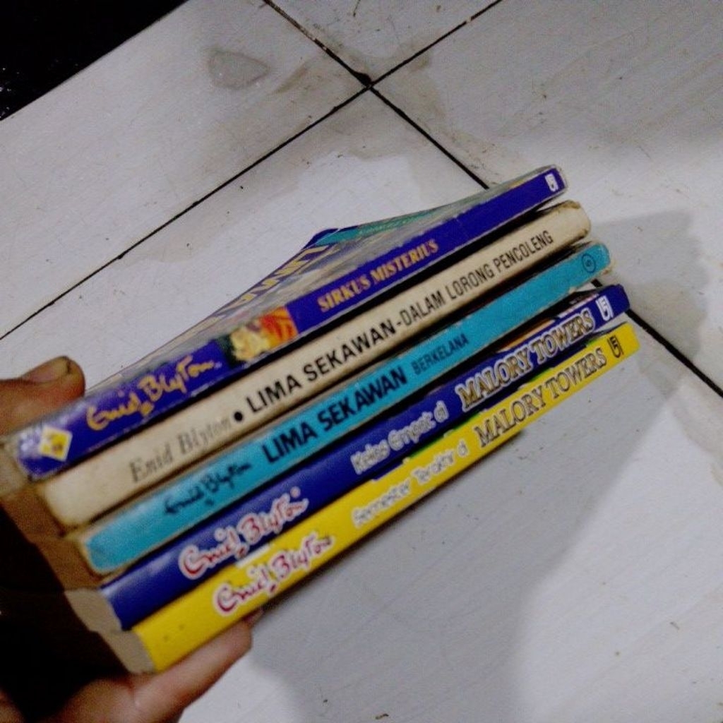 5 paket by enid blyton... Ori.