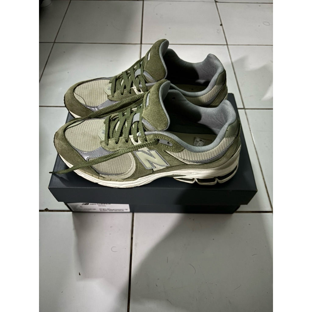 (Preloved) - Sepatu New Balance 2002R - (Size 44,5)