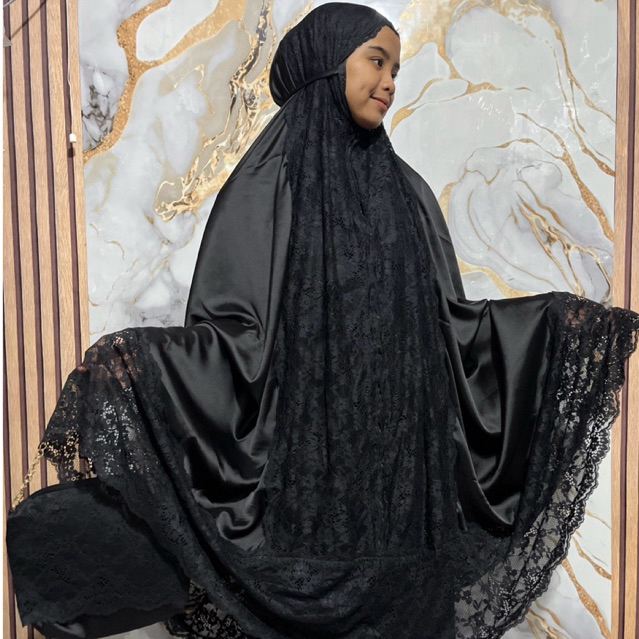 Mukena Dewasa Hitam Bahan Armani Silk Renda Nyaman dipakai Dan Tidak Menerawang