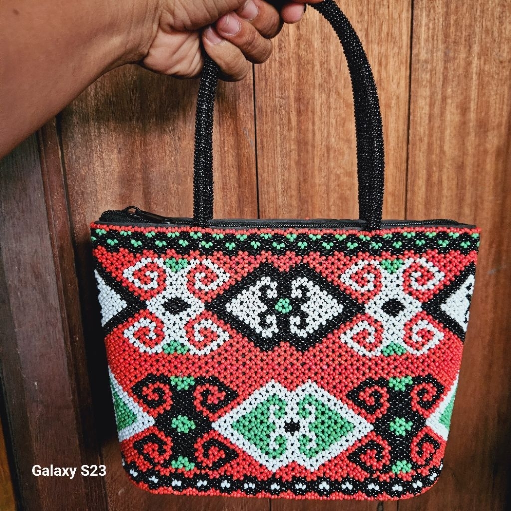 TAS TENTENG MANIK MOTIF DAYAK