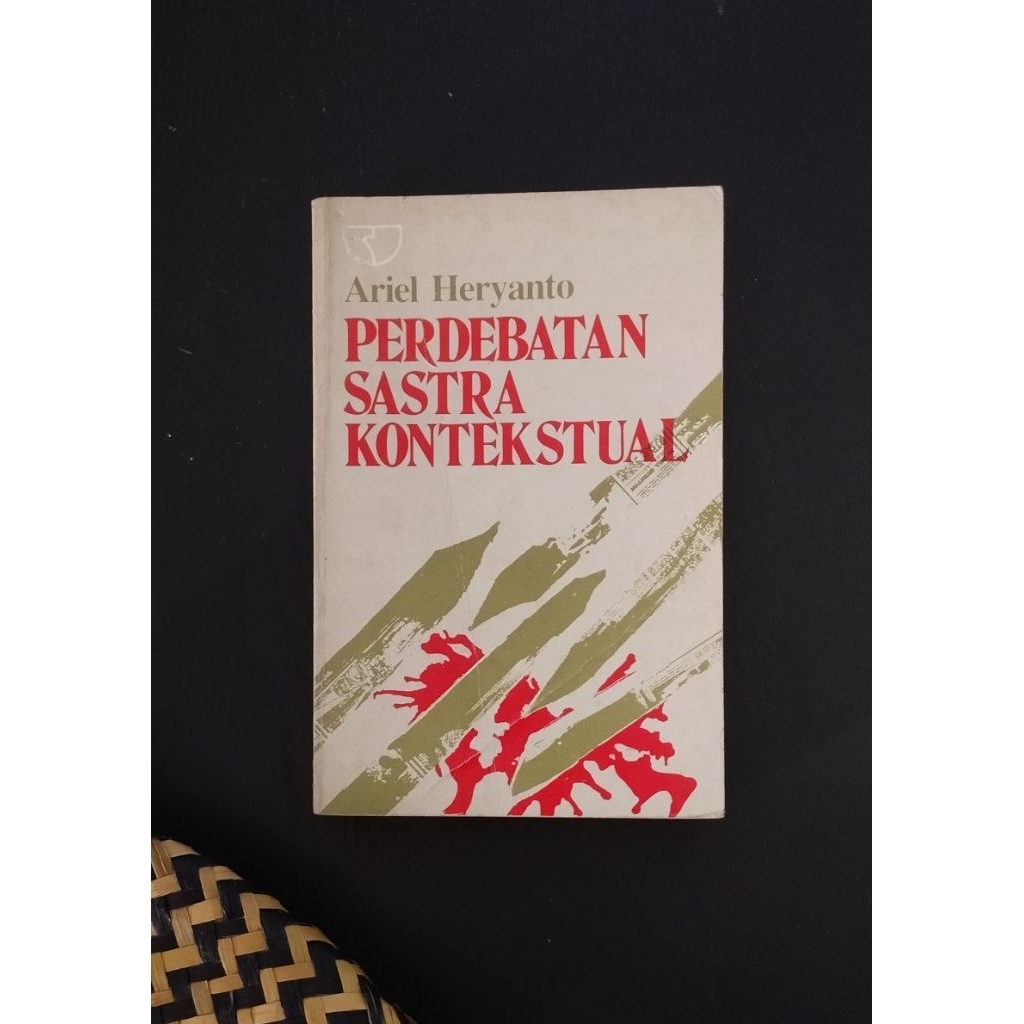 Buku Perdebatan sastra kontekstual Ariel Heryanto