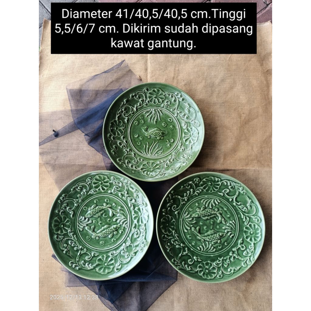 Diameter 41 cm an dan 40 cm an 3 buah piring keramik ikan timbul hijau celadon untuk dekorasi hiasan
