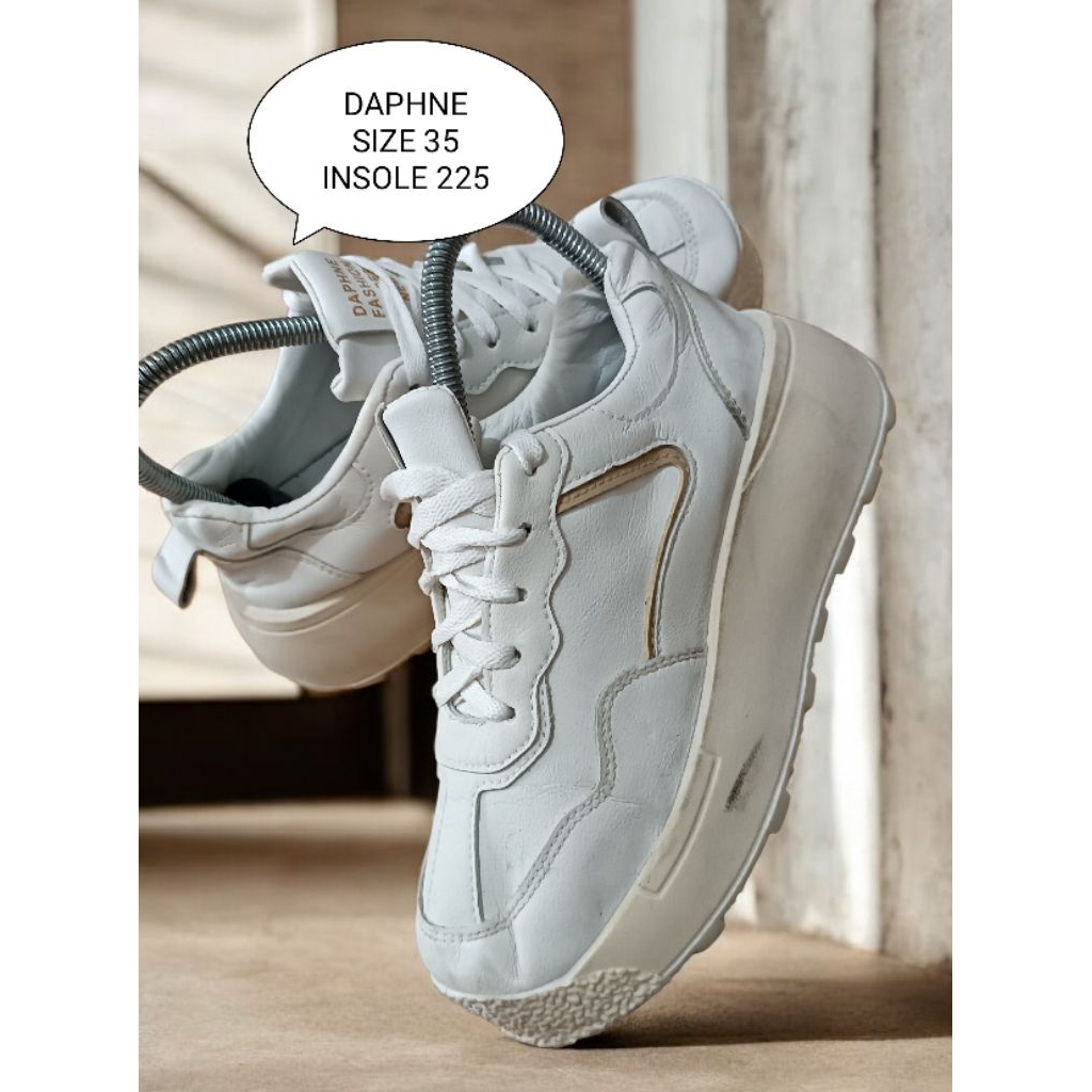 SEPATU SNEAKERS PRELOVED SIZE 35 KULIT DAPHNE