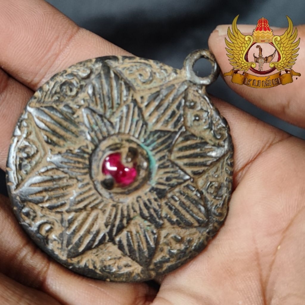 Liontin Majapahit Bahan Perunggu Ukir Surya Majapahit