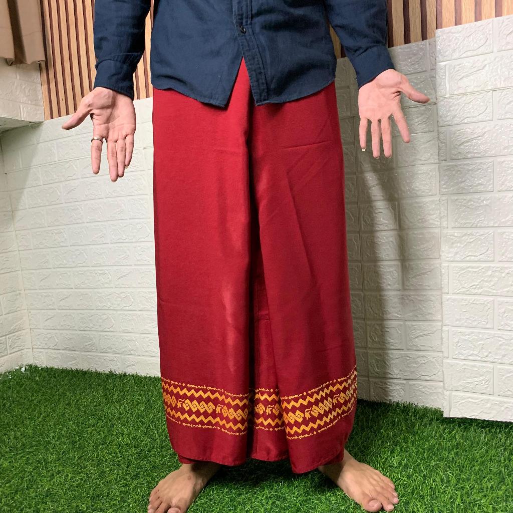 [EKSKLUSIF] Sarung Bugis Lontara Khas Sulawesi Selatan Sarung Merah Pria Motif Gold Bahan Tessa Prem