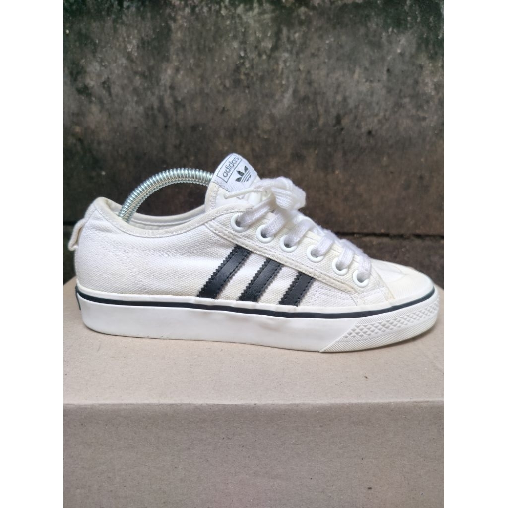 sepatu kasual garis 3 white black