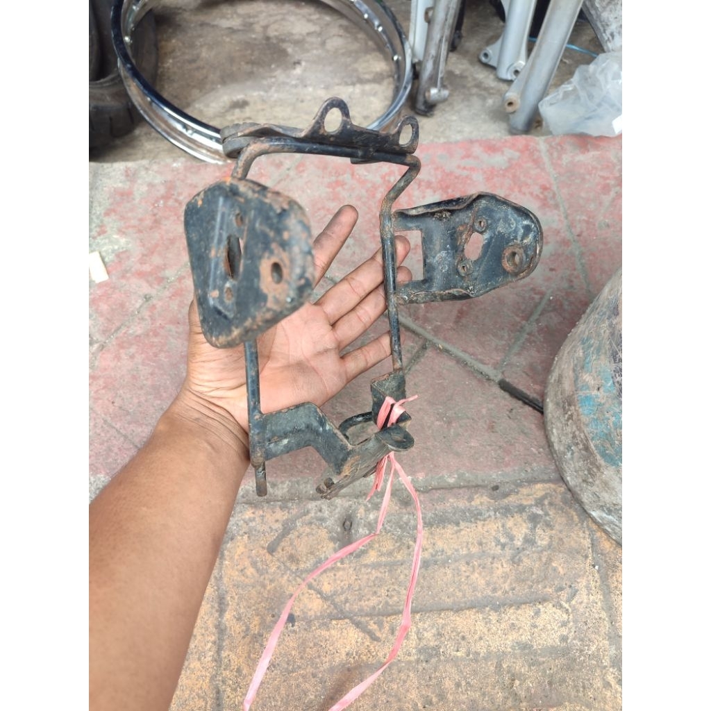 dudukan/ pangkon lampu depan gl max original