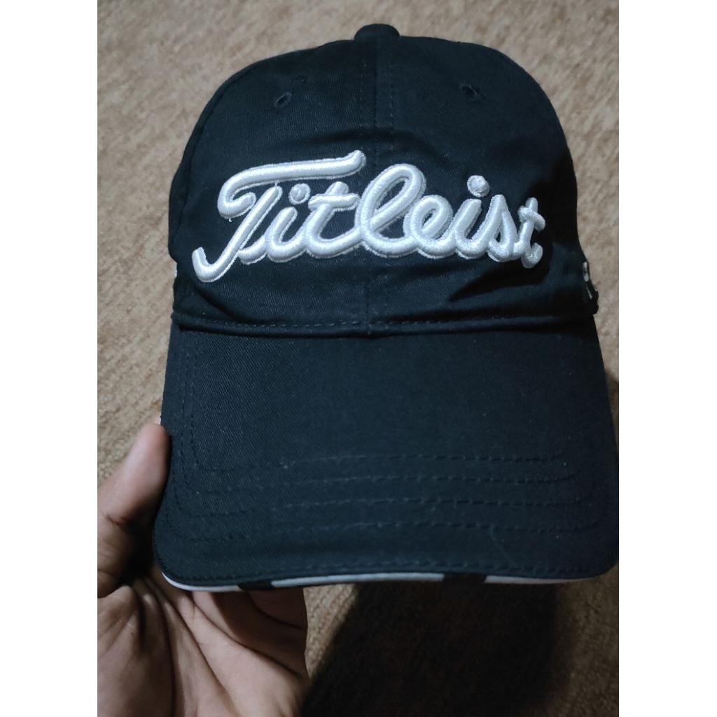 topi golf titleist