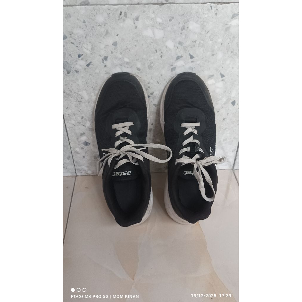 Sepatu bekas size 44 merk lihat foto
