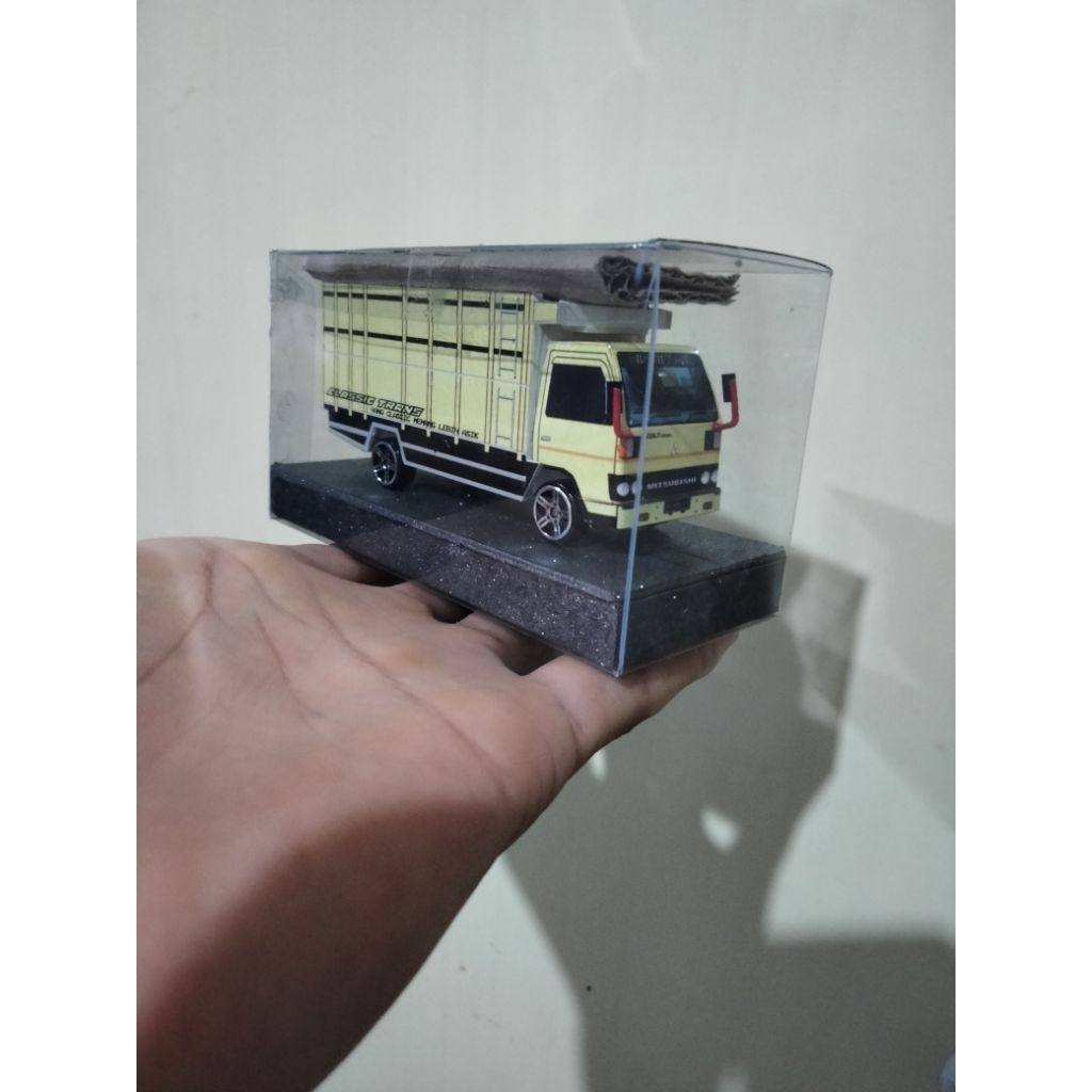 Miniatur truck umplung sekala 1:64