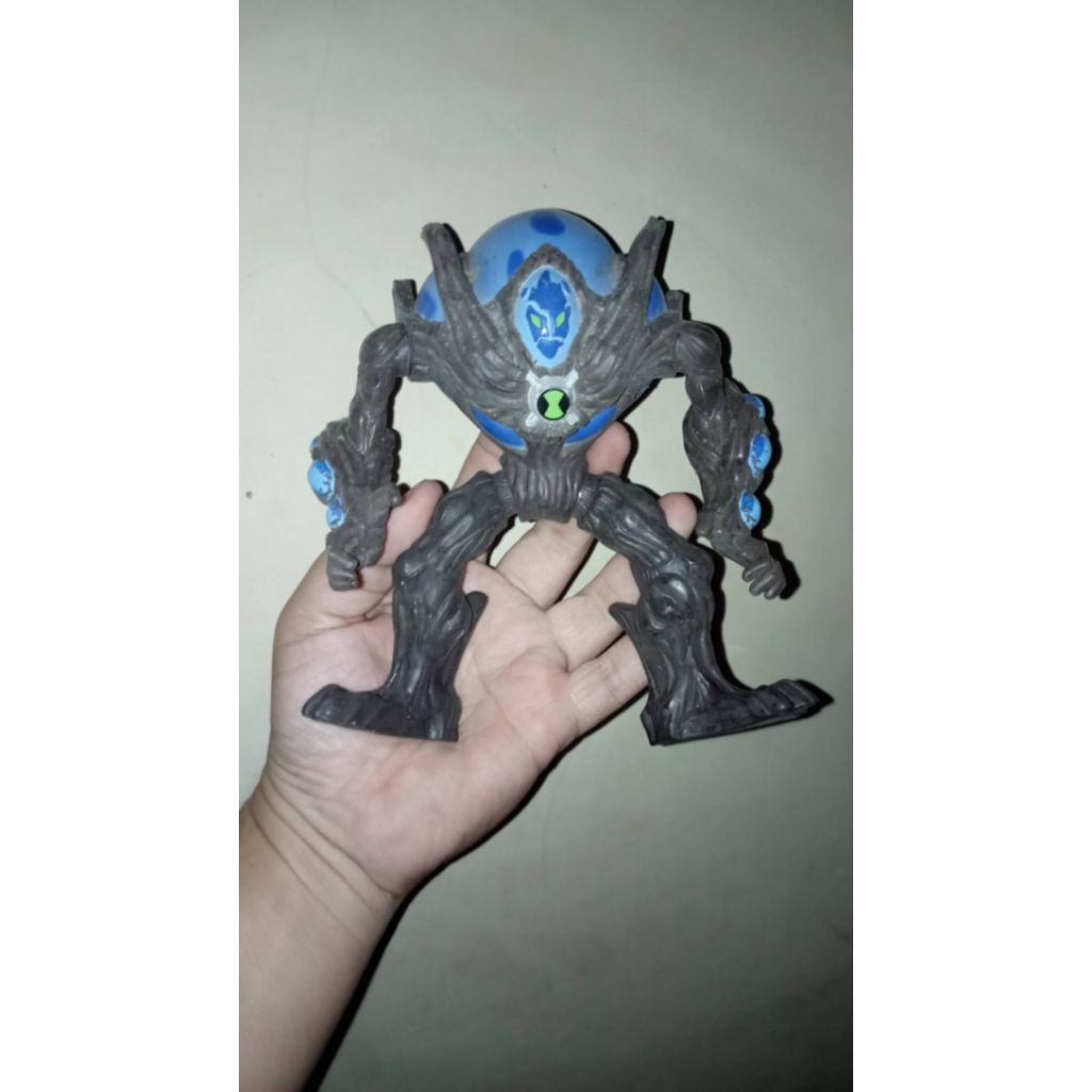 figure alien ben10 ukuran sedang