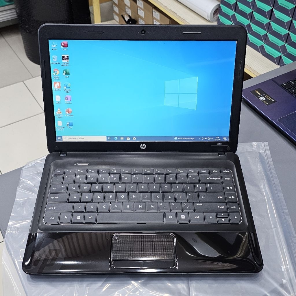 Laptop HP 1000 AMD A4 RAM 2GB SSD 128GB Windows 10 Kondisi bagus Normal warna Hitam