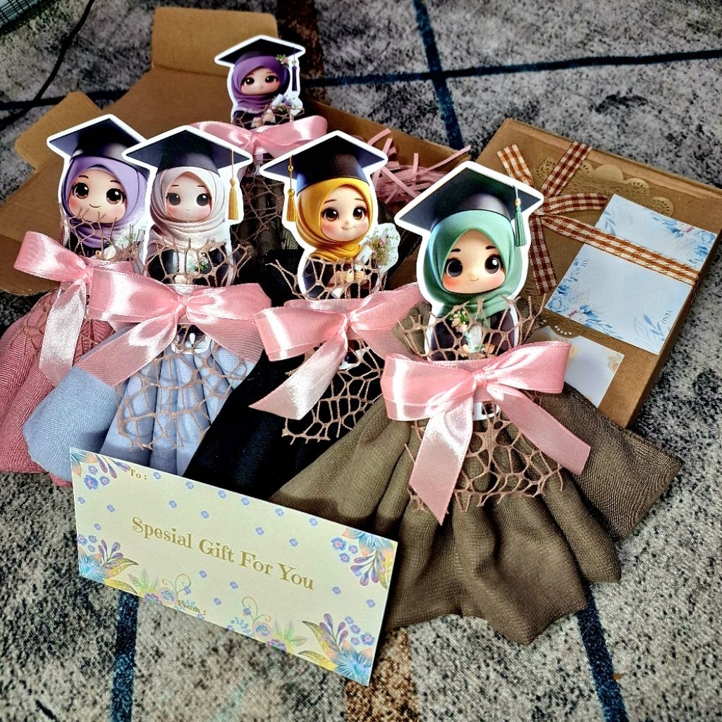 KADO GURU HIJAB AZARA TOPPER WISUDA