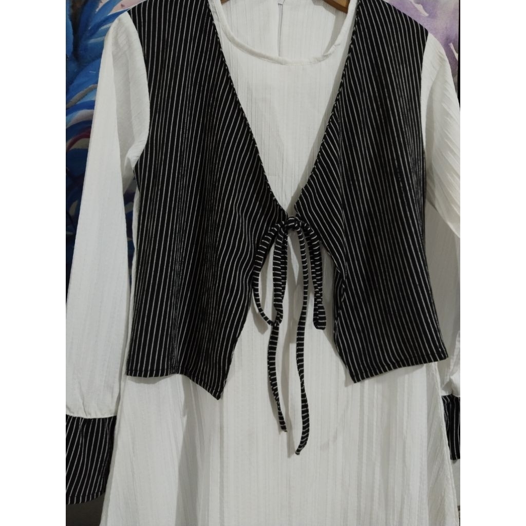 Gamis anak perempuan warna putih kombinasi rompi garis