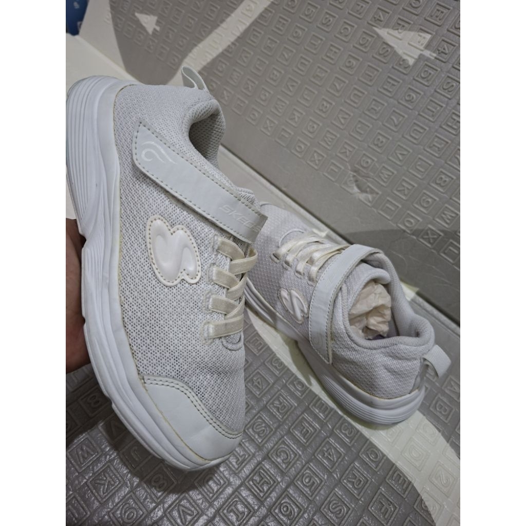 Sepatu Preloved Skechers Size 33