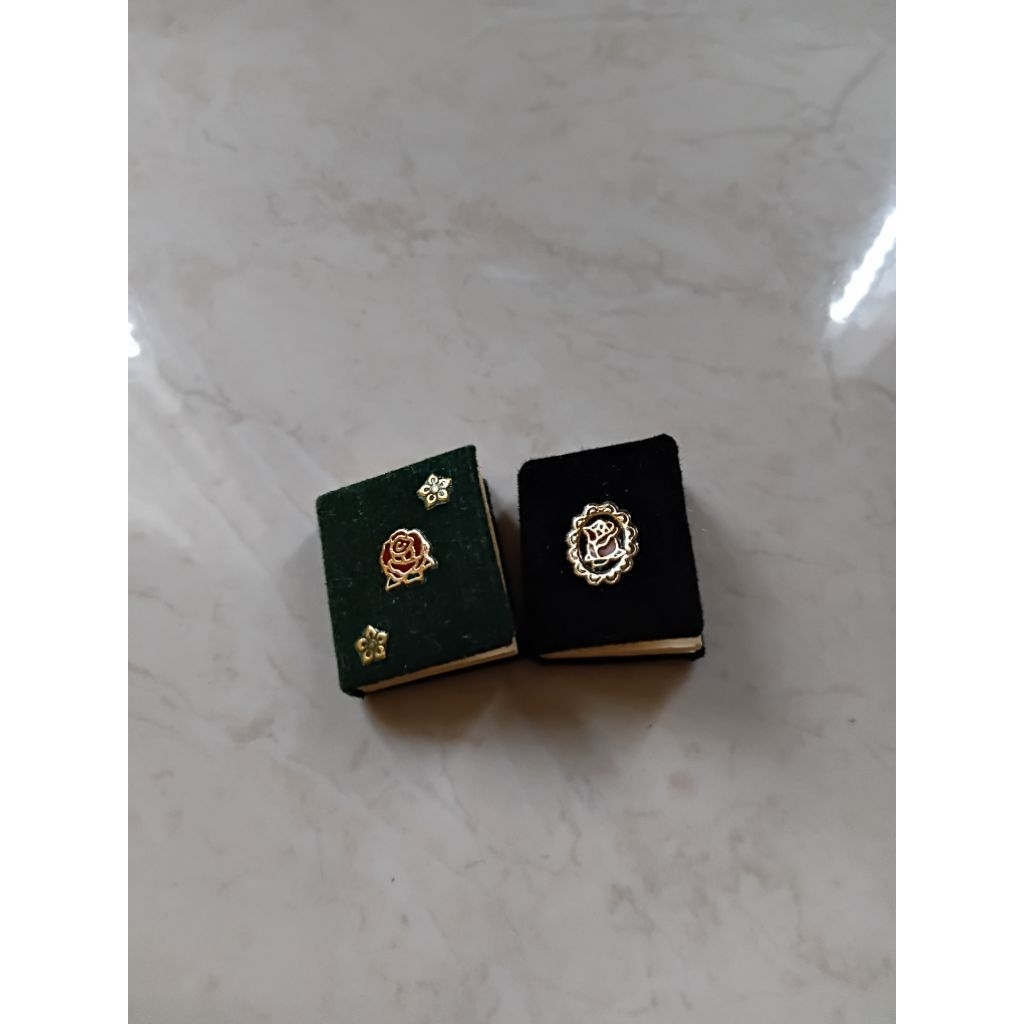 Miniatur buku kamus