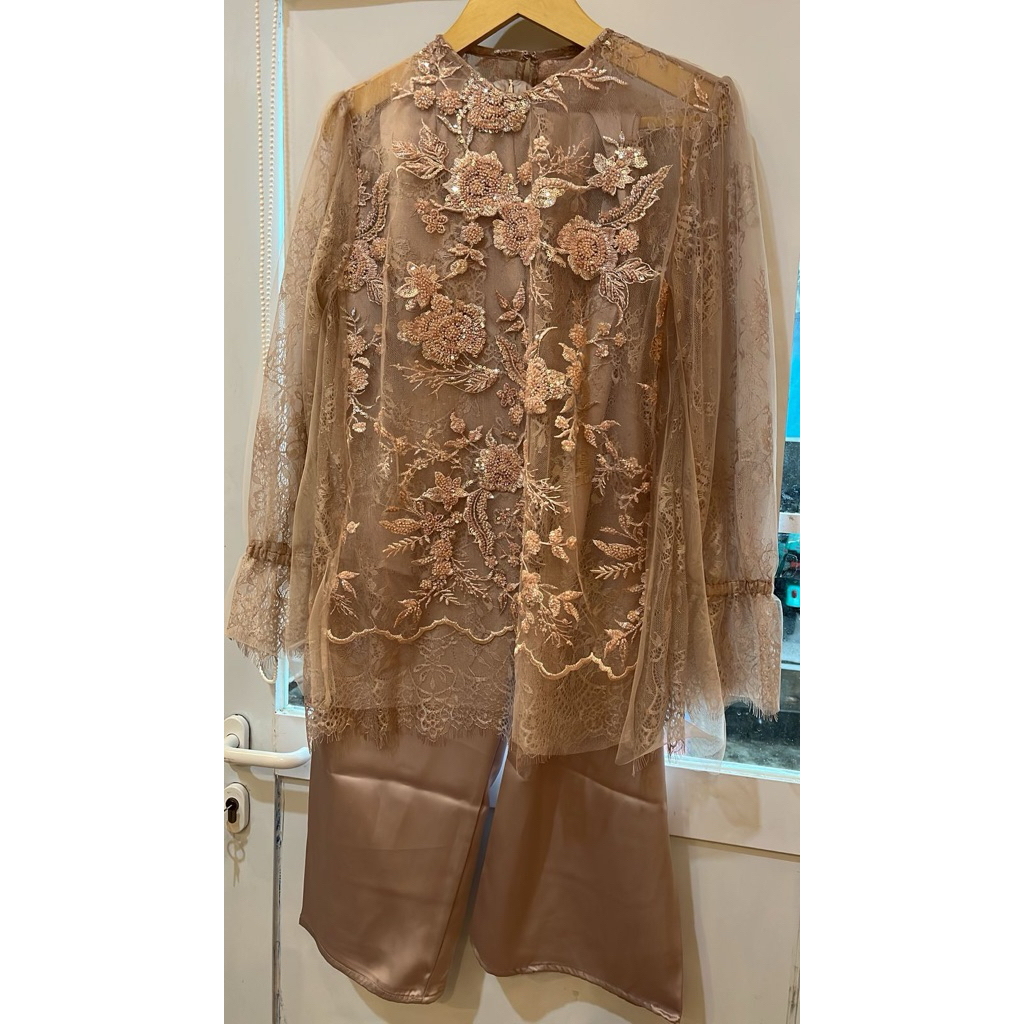 Kebaya wisuda - Jade top Pink nude - hanya sewa dress