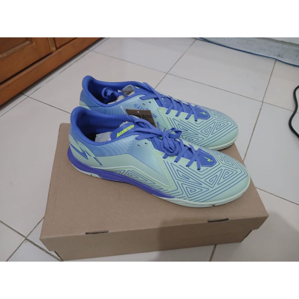 SAPATU FUTSAL SPECS ACCELERATOR