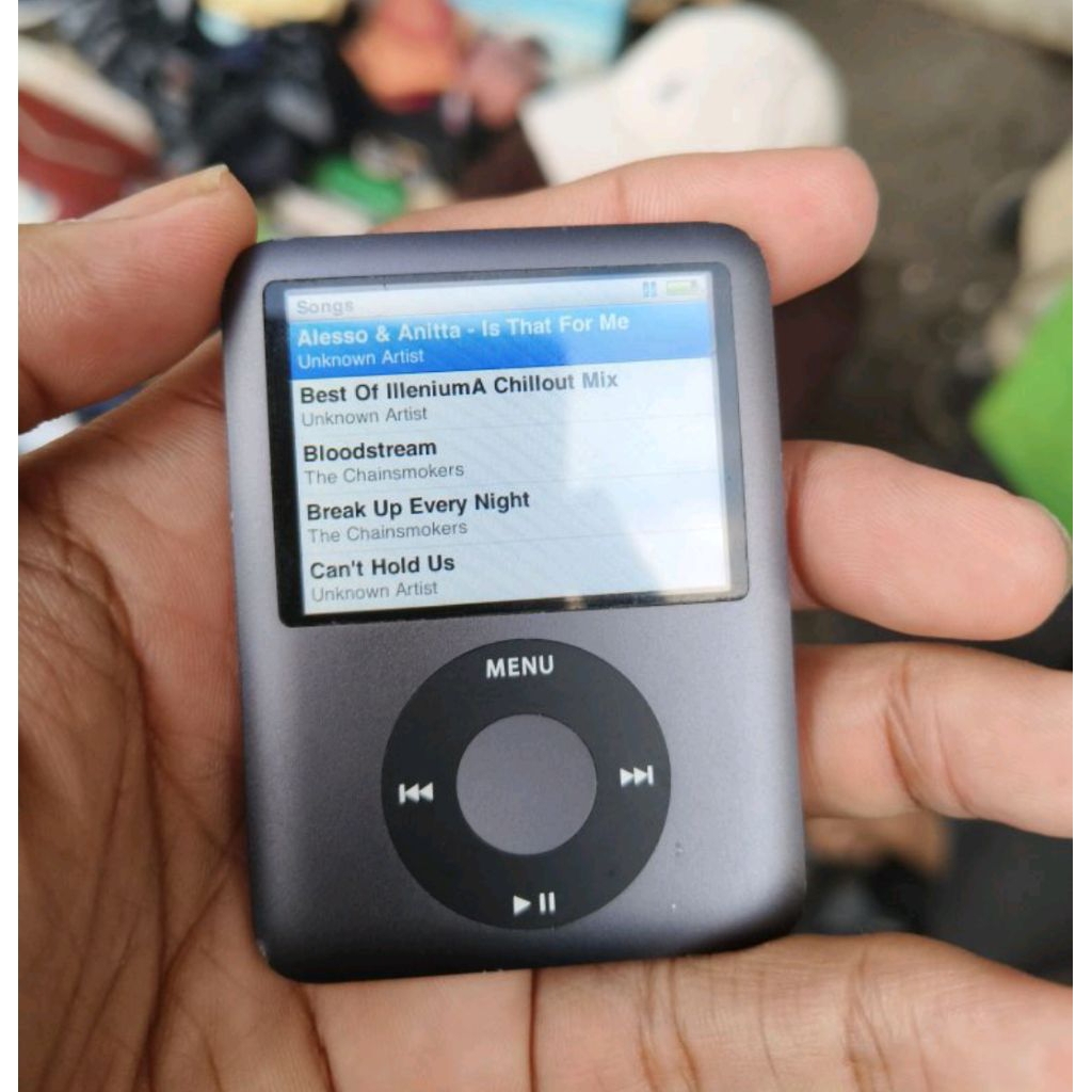 ipod nano gen 3 normal layar aman baterai masih awet synch lancar isi lagu jg aman sudah terisi lagu