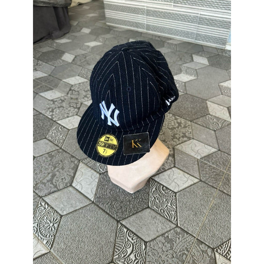 New Era MLB NY Yankees Black White Pinstripes 59FIFTY Snapback Cap