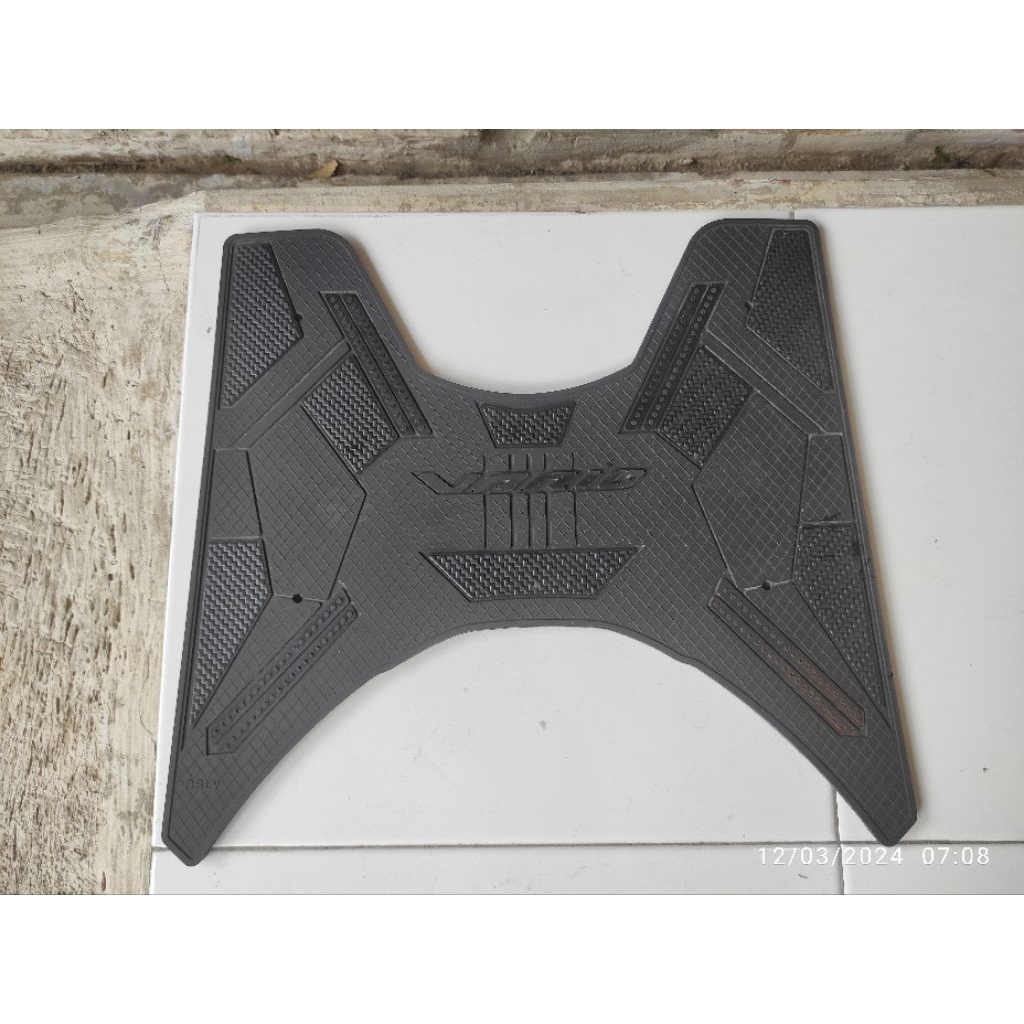 Karpet Motor Honda Vario 160 Warna Hitam (bekas)
