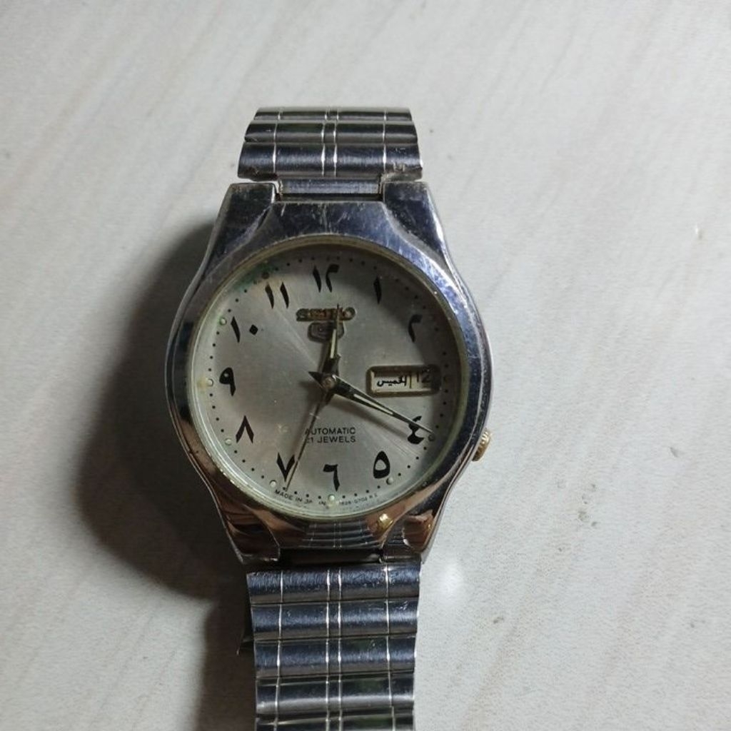 Jam tangan seiko 5 automatic dan putar index dan hari arab cukup mulus normal dan lancar strap ganti