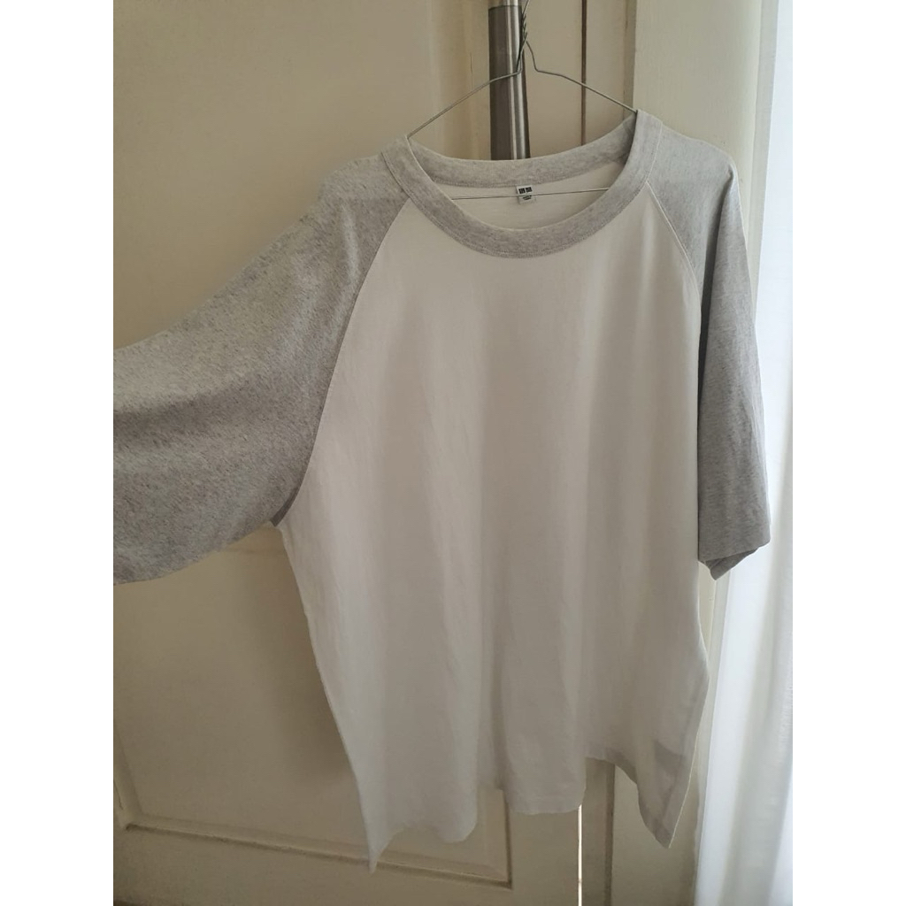 kaos putih abu uniqlo