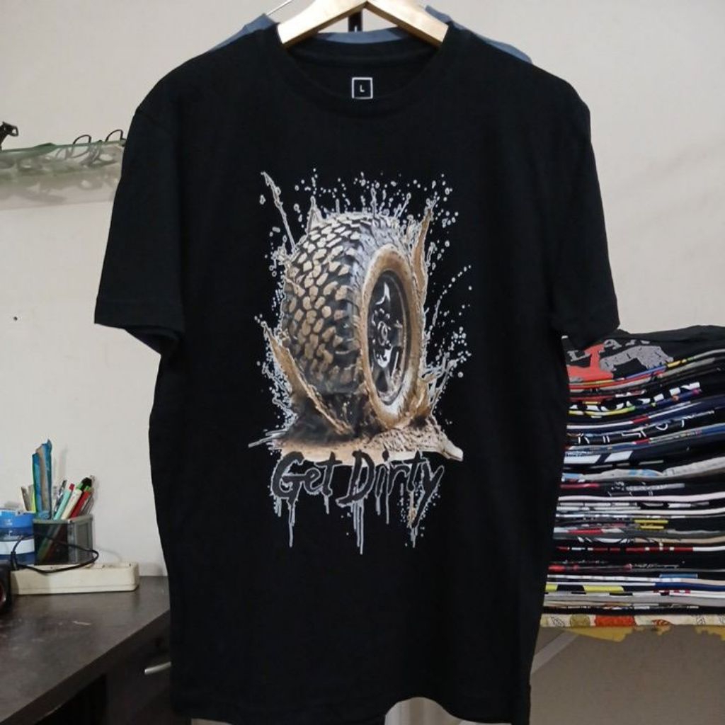 Kaos katun tebal warna hitam pekat kerah kencang DISCOVERY second Original size L ld 108cm Pjg 71cm 