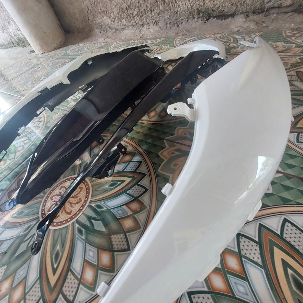 body kanan kiri motor Mio soul GT plus sambungan nya warna putih