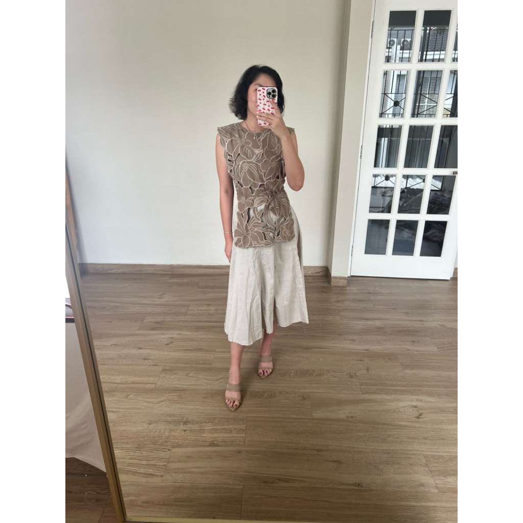 [LESFORMORE] Esthelle Outer Bordir Bunga Tanpa Lengan – Outer Motif Floral Pastel Wanita Casual & Fo