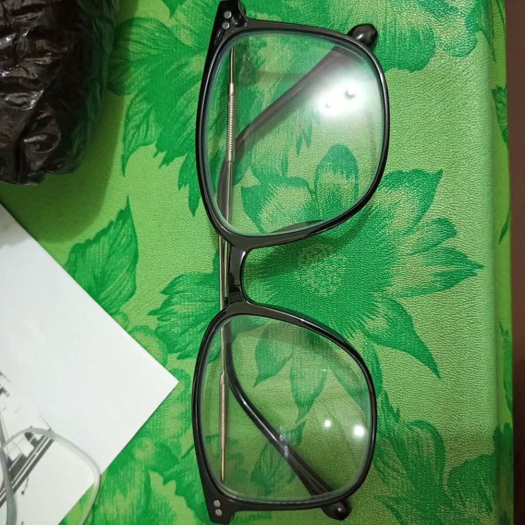 Kaca mata , minus -2.00,  bahan tebal, kacamata frame lebar, photokromik Baru