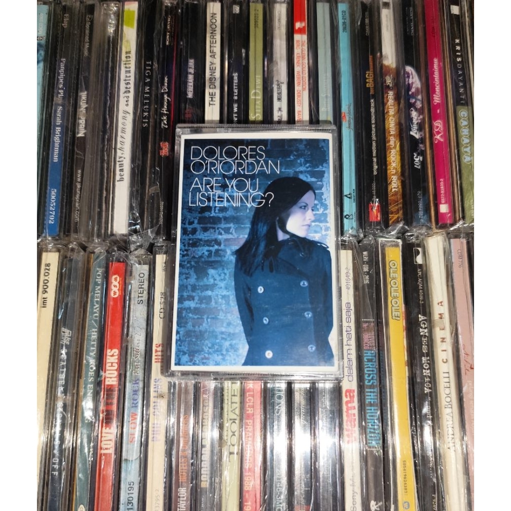 Kaset Dolores Mary Eileen O'Riordan - Are You Listening?