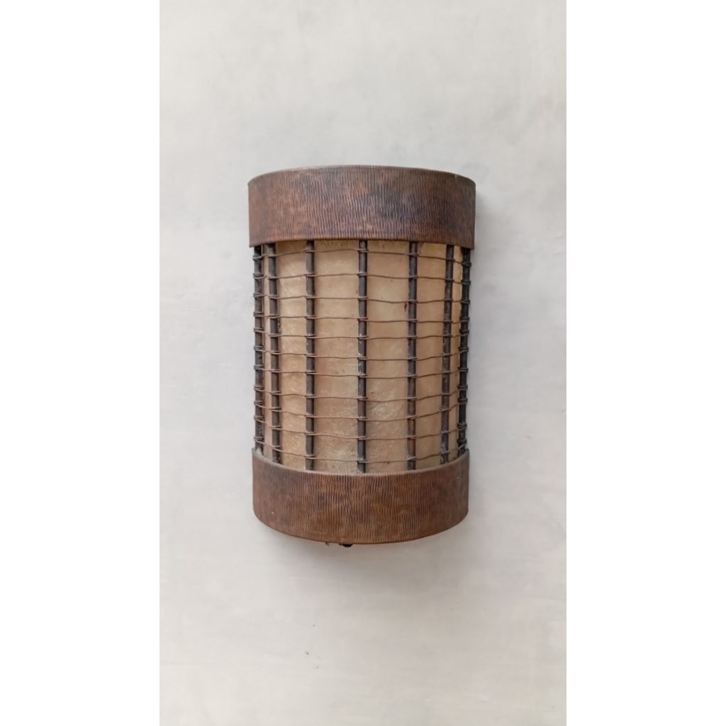 Lampu dinding tua antik