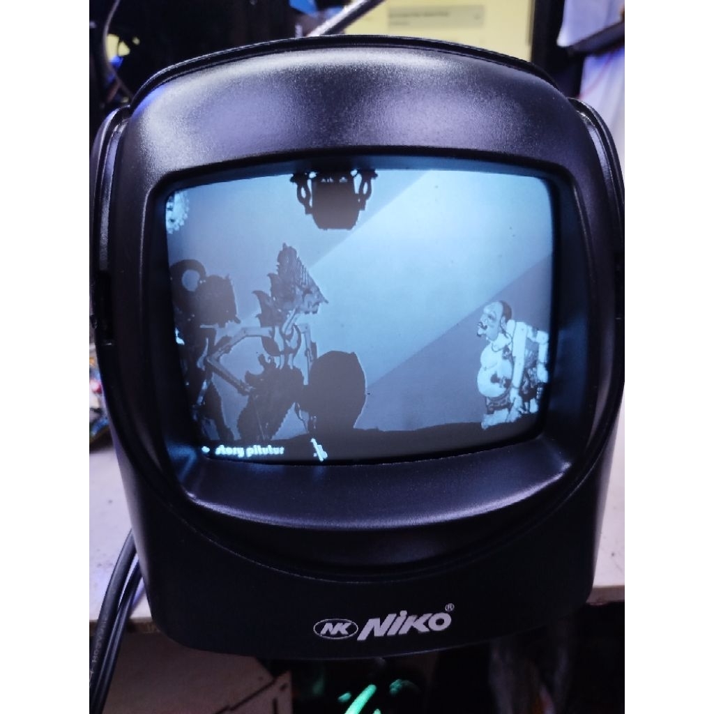 Tv mini vintage Hitam-Putih hidup ada avnya