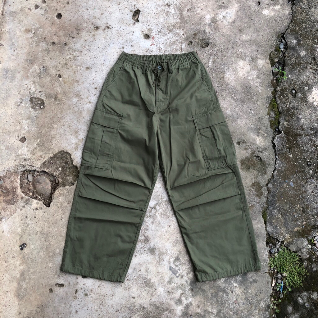 Uniqlo Super Wide baggy cargo pants ( second/bekas )